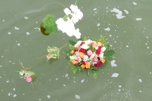 Seebestattung - Blumen im Wasser